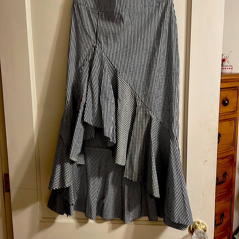 Mid length skirt. Lined . Ruffled .